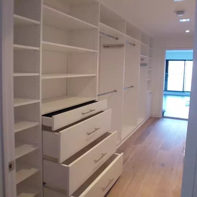 Il bianco ha accettato la nuova passeggiata su misura di progettazione in gabinetto con il bordo pazzo di 18mm