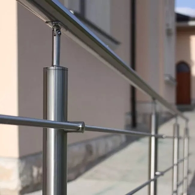 Balaustre e corrimani all'aperto della scala del corrimano del balcone di acciaio inossidabile