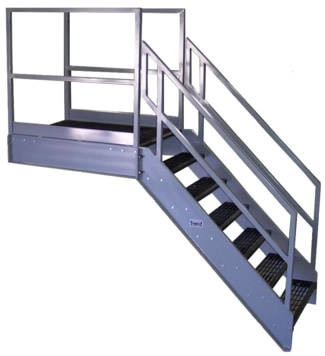Esterno dell'edificio Scala con traverse in metallo in acciaio zincato battistrada in legno massello da 38 mm