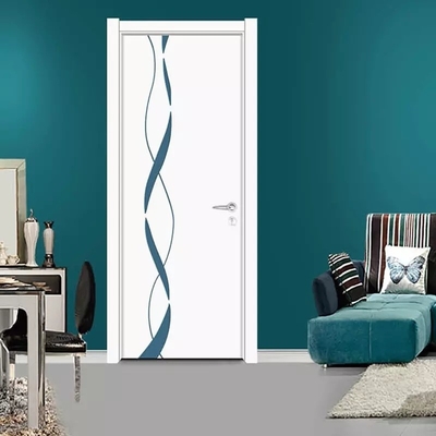 Le porte interne moderne della casa di legno, melammina su misura incornicia la porta di legno