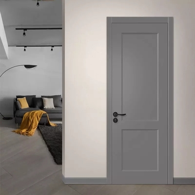 Le porte interne moderne della casa di legno, melammina su misura incornicia la porta di legno