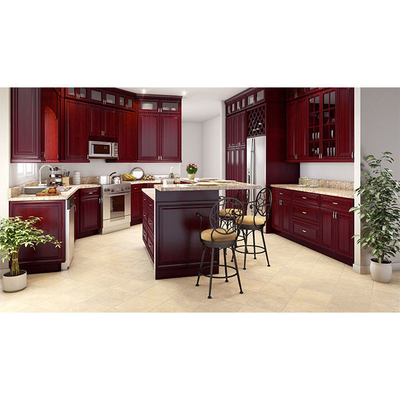 Progetti gli armadi da cucina per il cliente reali di legno solidi per l'appartamento