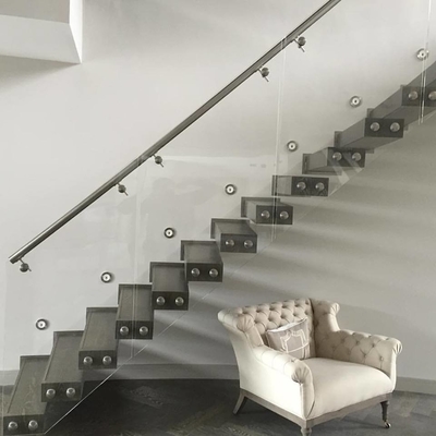 Il legno dell'interno della scala del sottotetto di economia di spazio di stile australiano calpesta la scala diritta di galleggiamento