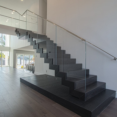Il legno dell'interno della scala del sottotetto di economia di spazio di stile australiano calpesta la scala diritta di galleggiamento