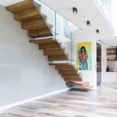 Il legno dell'interno della scala del sottotetto di economia di spazio di stile australiano calpesta la scala diritta di galleggiamento