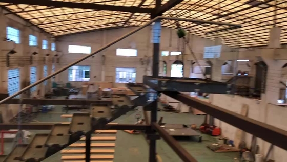 Il legno dell'interno della scala del sottotetto di economia di spazio di stile australiano calpesta la scala diritta di galleggiamento
