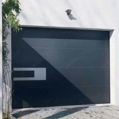 Rotolo d'acciaio automatizzato esteriore contemporaneo del nero della porta del garage sulla porta con il motore