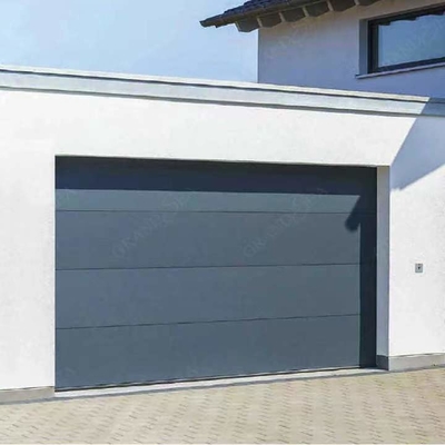 Rotolo d'acciaio automatizzato esteriore contemporaneo del nero della porta del garage sulla porta con il motore