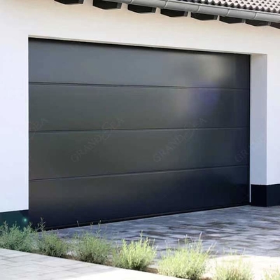 Rotolo d'acciaio automatizzato esteriore contemporaneo del nero della porta del garage sulla porta con il motore