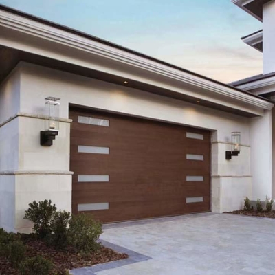 Porte sopraelevate sezionali isolate moderne automatizzate d'acciaio galvanizzate della porta del garage