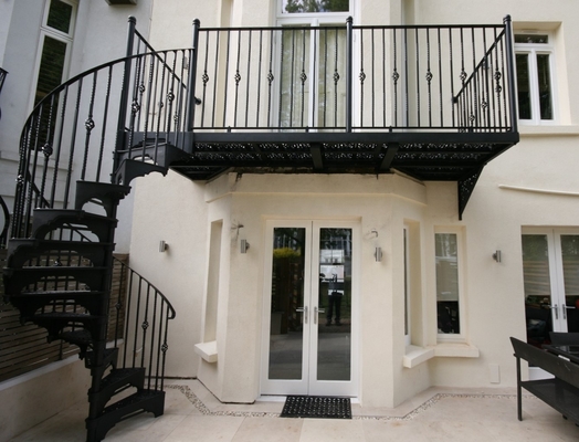 La villa all'aperto della scala a chiocciola di economia di spazio le scale circolari del ghisa