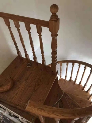 il legno della scala a chiocciola di economia di spazio di larghezza di 700-1500mm calpesta le scale con il corrimano