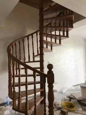 il legno della scala a chiocciola di economia di spazio di larghezza di 700-1500mm calpesta le scale con il corrimano