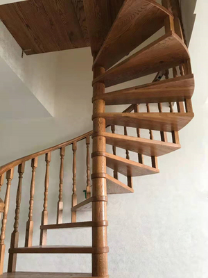 il legno della scala a chiocciola di economia di spazio di larghezza di 700-1500mm calpesta le scale con il corrimano