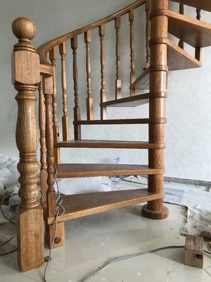 il legno della scala a chiocciola di economia di spazio di larghezza di 700-1500mm calpesta le scale con il corrimano