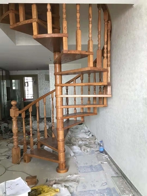 il legno della scala a chiocciola di economia di spazio di larghezza di 700-1500mm calpesta le scale con il corrimano