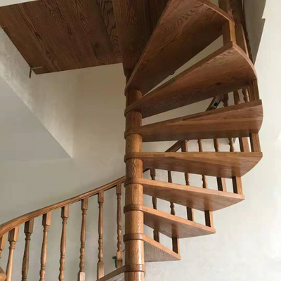 il legno della scala a chiocciola di economia di spazio di larghezza di 700-1500mm calpesta le scale con il corrimano