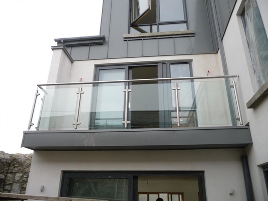 12mm ha temperato la balaustra interna di vetro del balcone di acciaio inossidabile delle inferriate della scala
