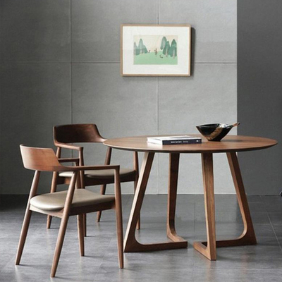 Tavolo da pranzo del diametro 120cm ed insieme di legno rotondi della sedia per la villa del cortile