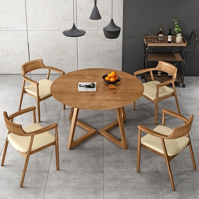 Tavolo da pranzo del diametro 120cm ed insieme di legno rotondi della sedia per la villa del cortile