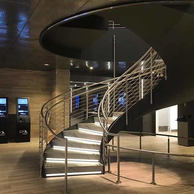 La mano dell'interno di ASTM ha forgiato la scala curva moderna di lusso della villa a spirale delle scale del metallo