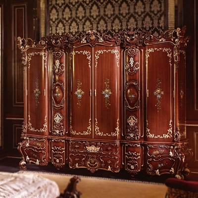 Guardaroba di legno a quattro porte rosso scolpito fatto a mano del gabinetto europeo di stile della camera da letto
